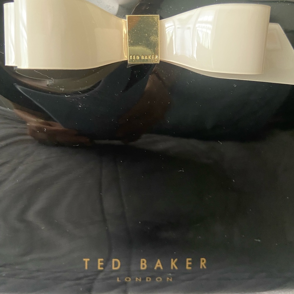 (NWOT) Ted Baker London black Calgary’s bag
Beauty bag - Picture 7 of 14